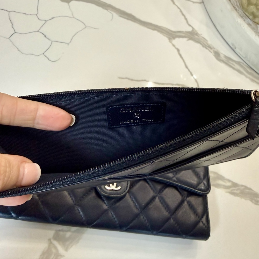 CHANEL Navy Blue Quilted Lambskin Classic Flap Wallet Silver CC - Picture 4 of 16